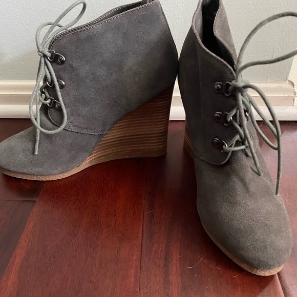 Express Women’s Gray Suede Wedge Booties Size 8.5 - Picture 2 of 14